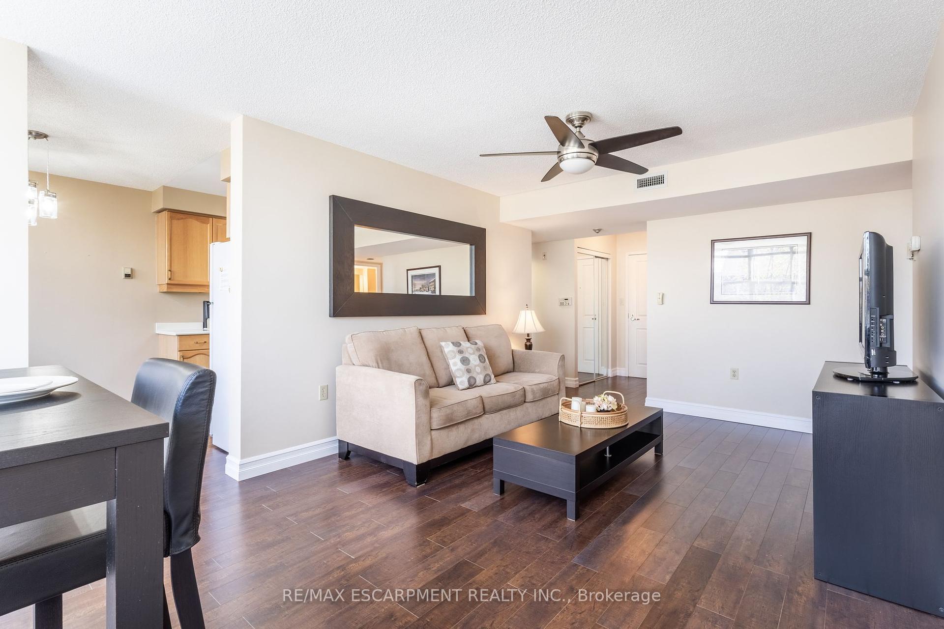 2 Bedrooms Condo at 2199 Sixth,  Oakville For sale