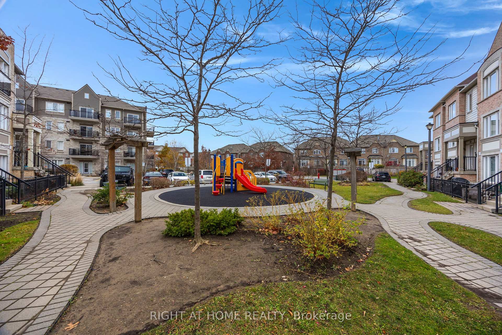 3 Bedrooms Condo at 5650 Winston Churchhill, Mississauga For sale