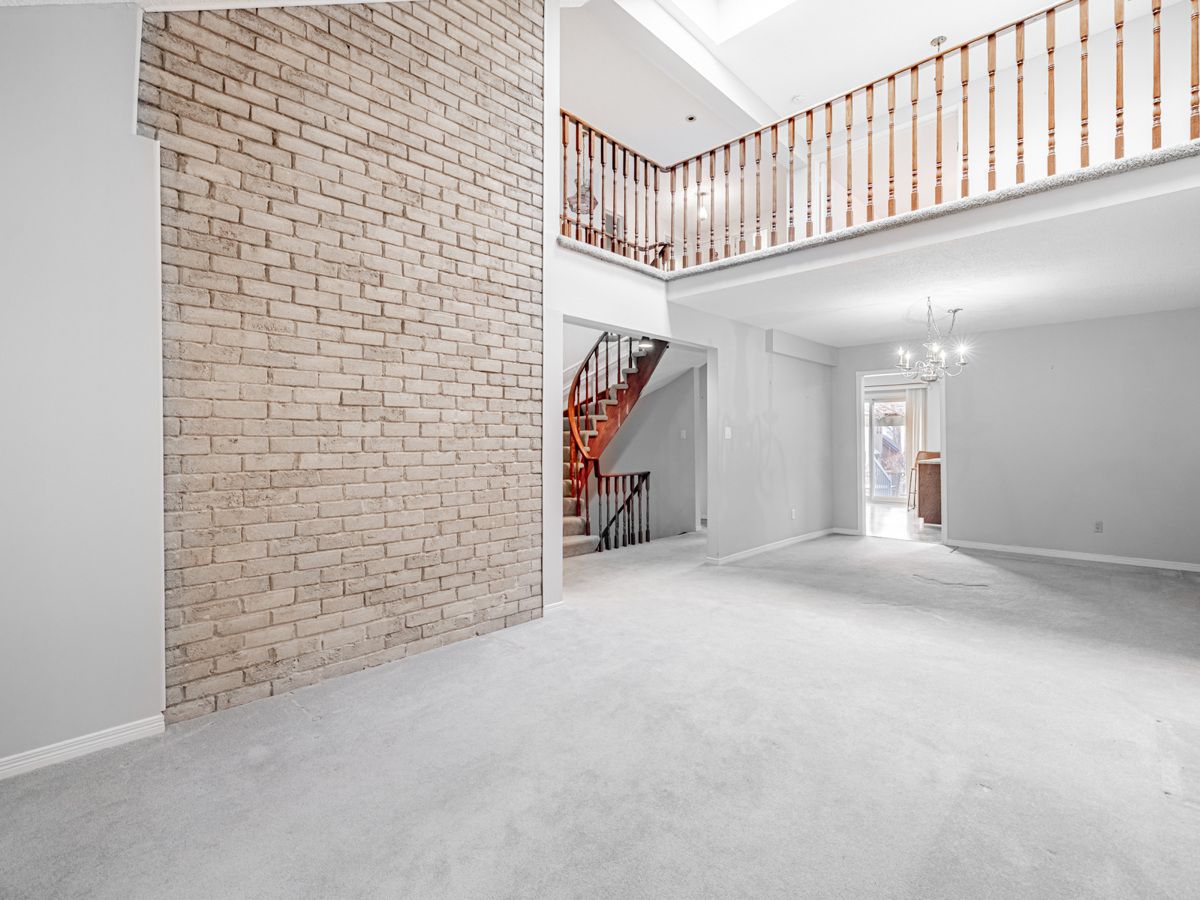 18 Finlayson Court W
