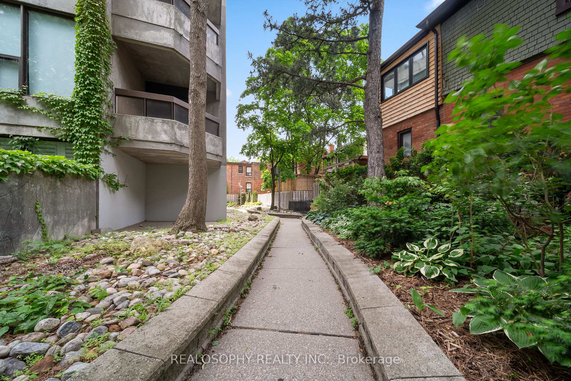 3 Bedrooms Condo at 100 Quebec, Toronto For sale