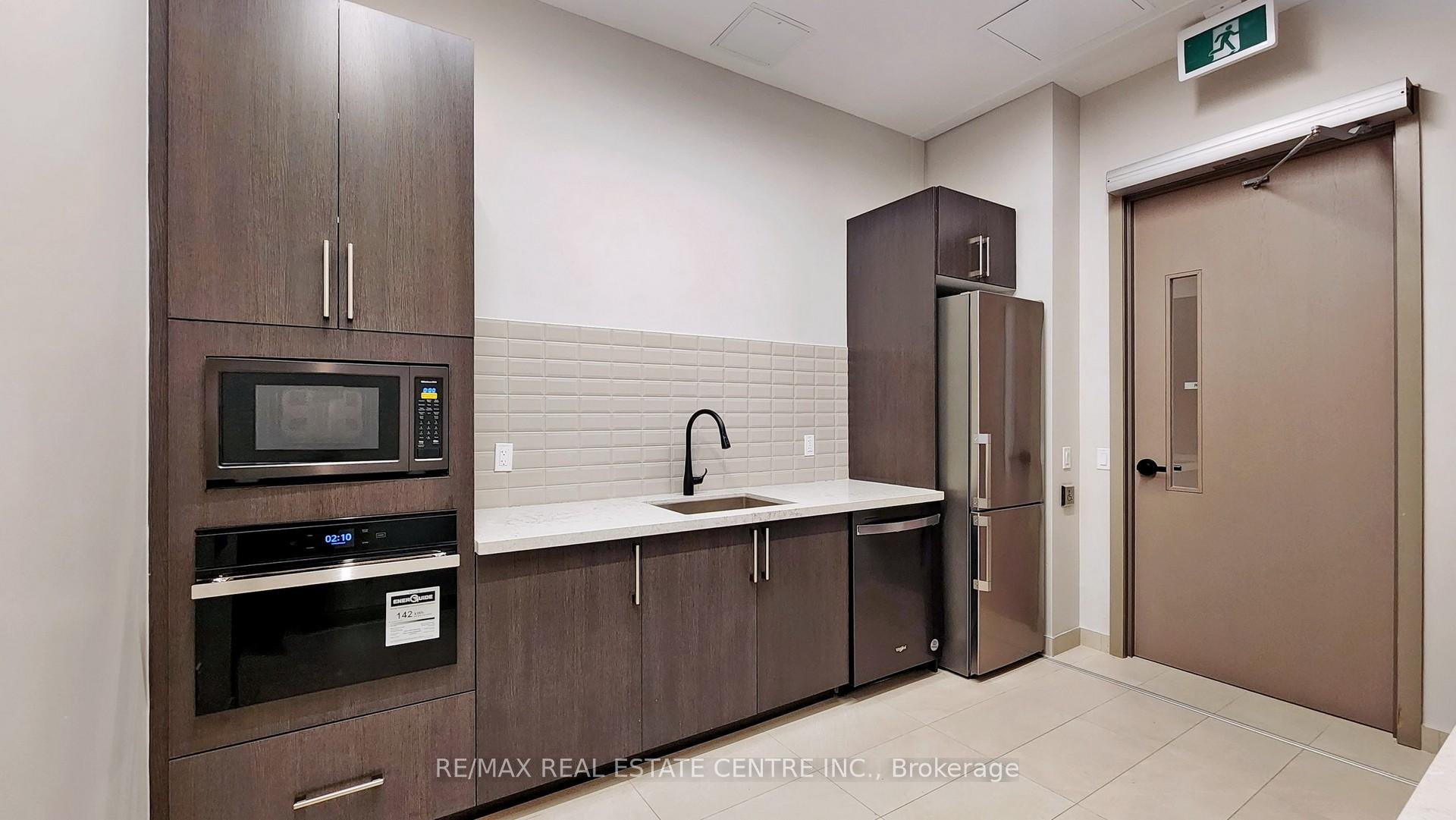 3 Bedrooms Condo at 4655 Metcalfe,  Mississauga For sale