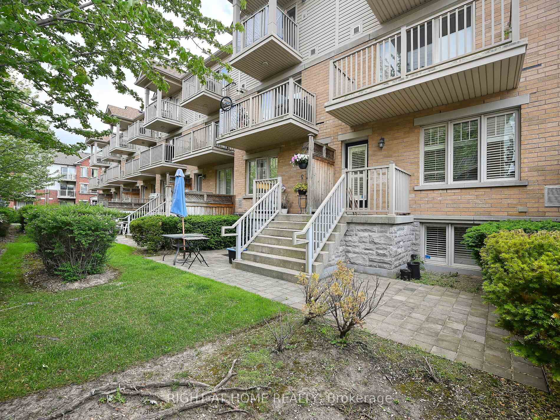 2 Bedrooms Condo at 3250 Bentley, Mississauga For sale