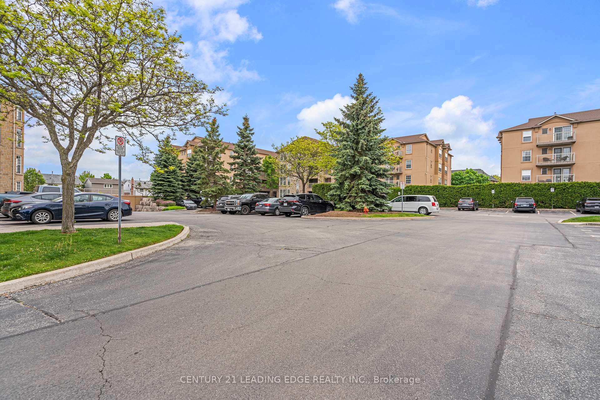 2 Bedrooms Condo at 1810 WALKERS, Burlington For sale