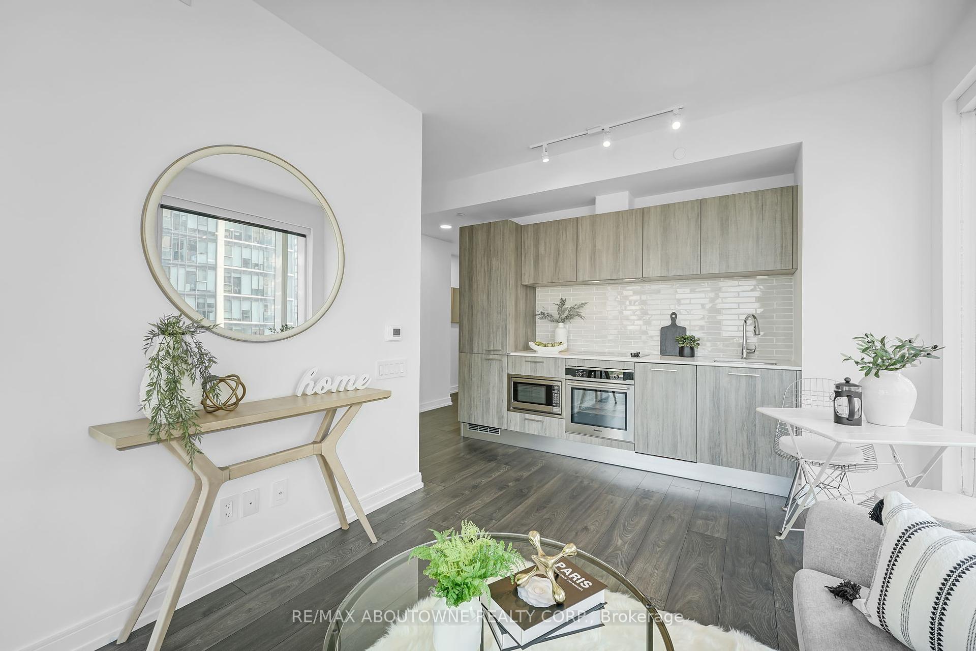 2 Bedrooms Condo at 3 Gloucester, Toronto For sale