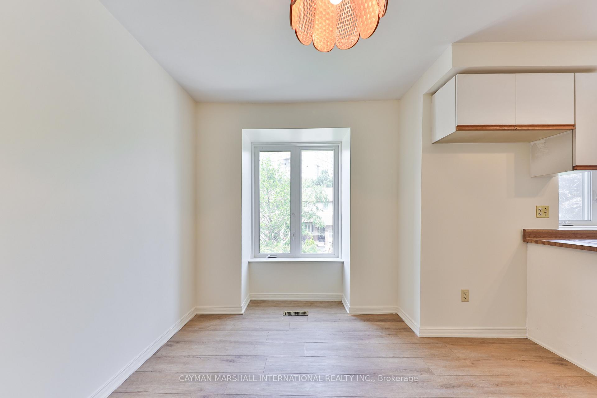 3 Bedrooms Condo at 1160 Walden, Mississauga For sale
