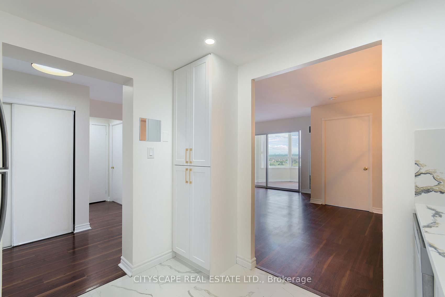3 Bedrooms Condo at 135 Hillcrest, Mississauga For sale