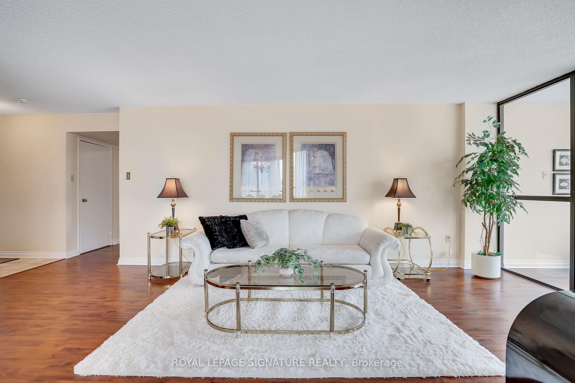 3 Bedrooms Condo at 7440 Bathurst, Vaughan For sale