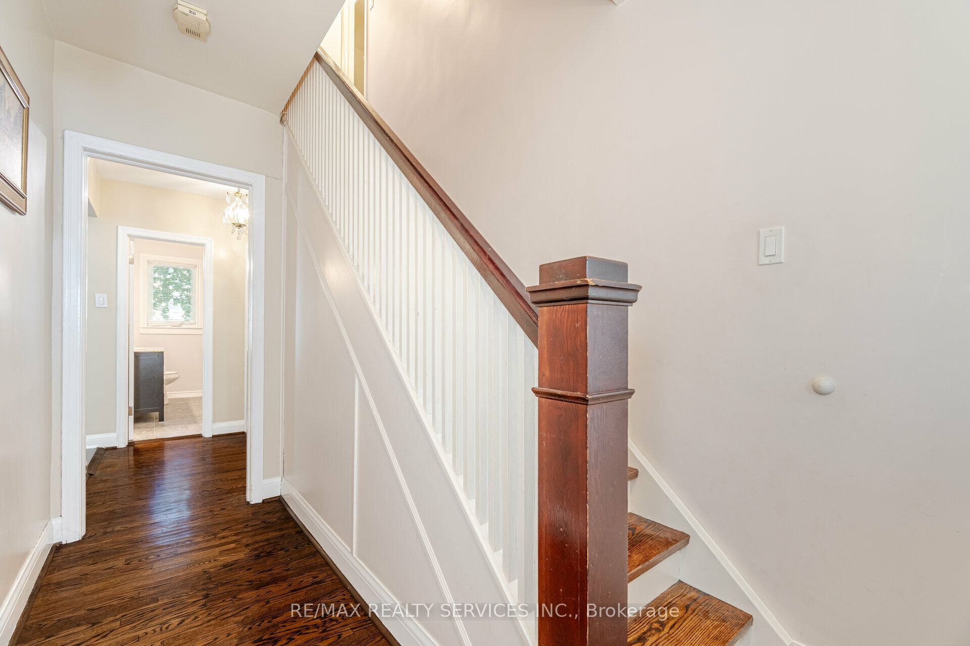 18 Wellington Street W