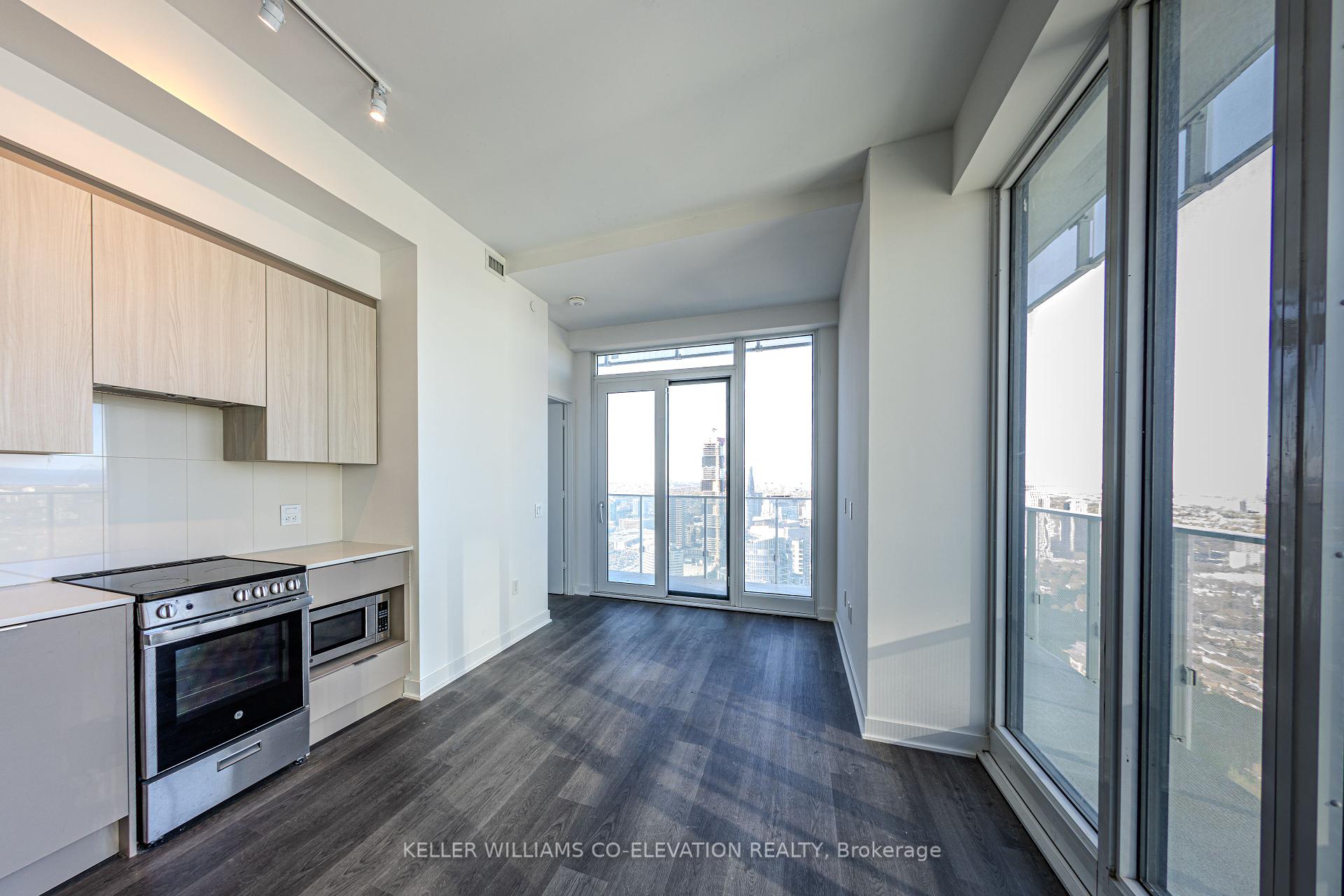 3 Bedrooms Condo at 3900 Confederation, Mississauga For sale