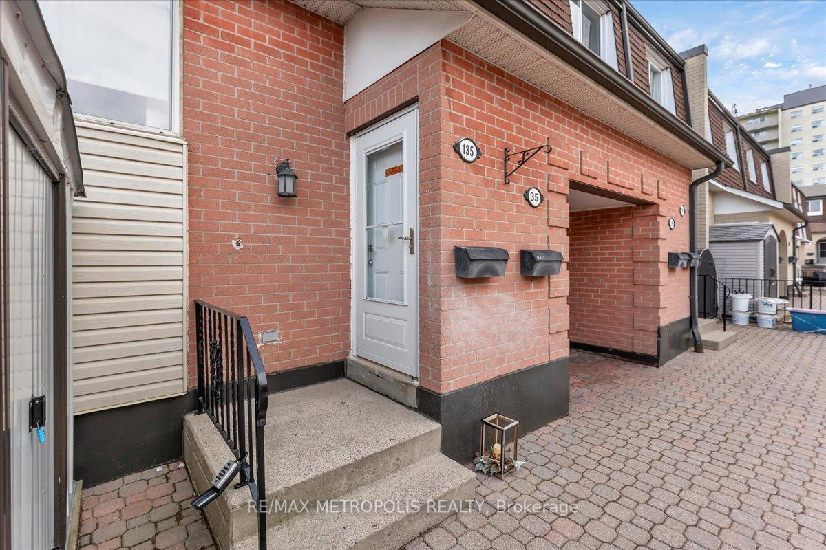 4 Bedrooms Condo at 2170 Bromsgrove, Mississauga For sale