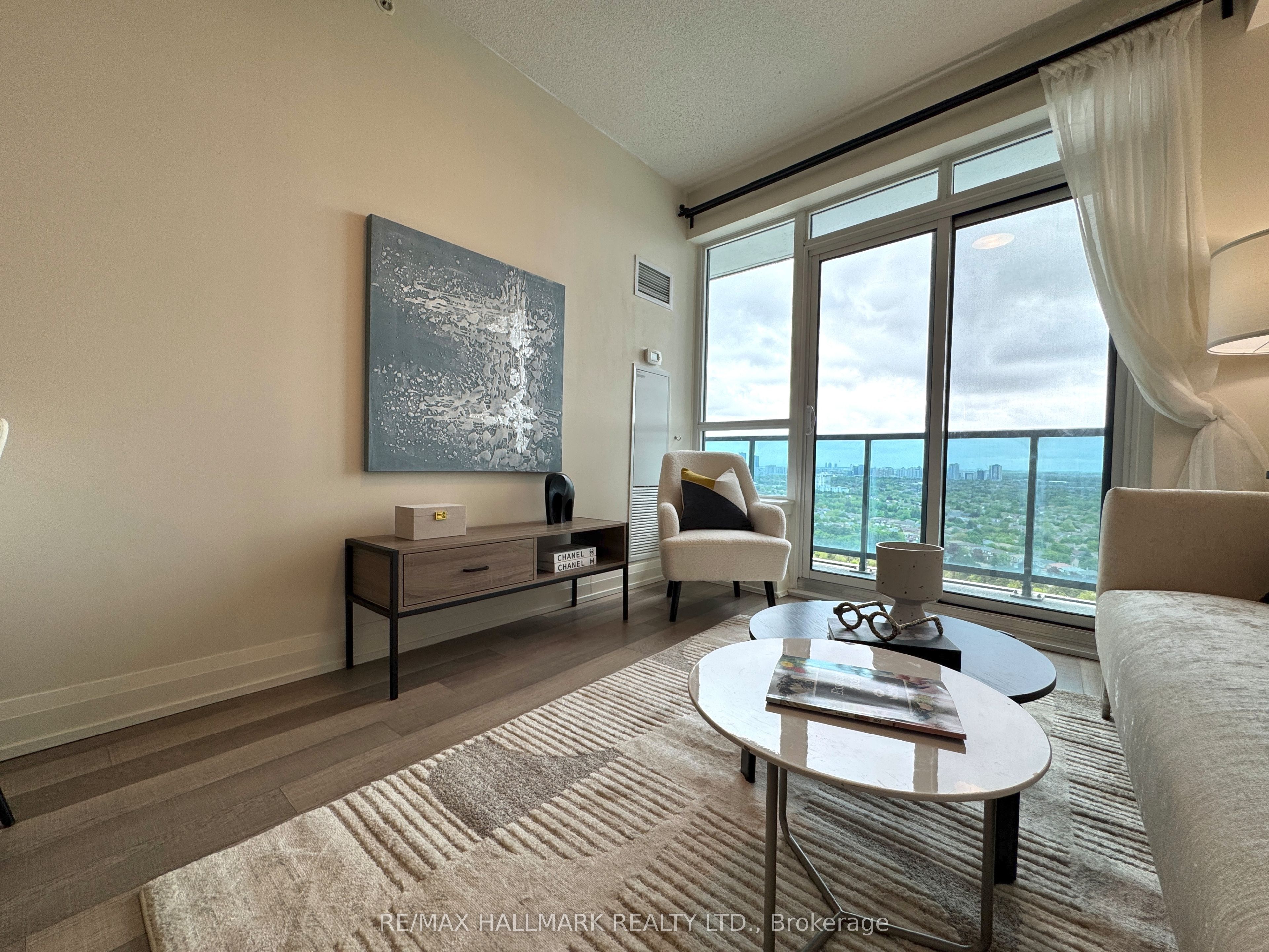 7161 Yonge Street, #2135