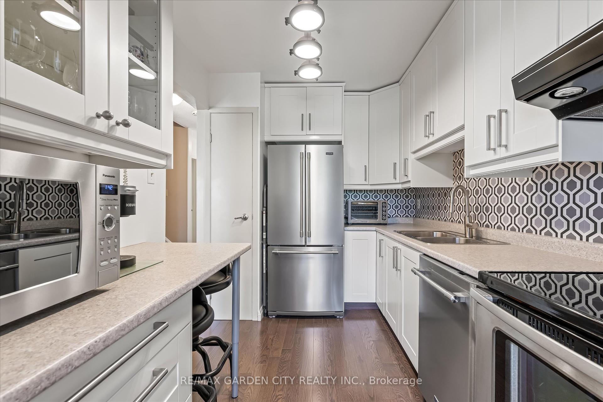 3 Bedrooms Condo at 5005 Pinedale, Burlington For sale
