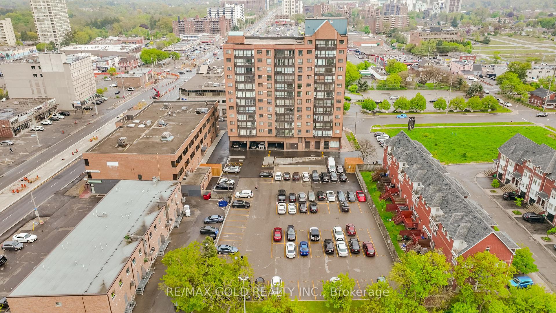 3 Bedrooms Condo at 25 Agnes, Mississauga For sale