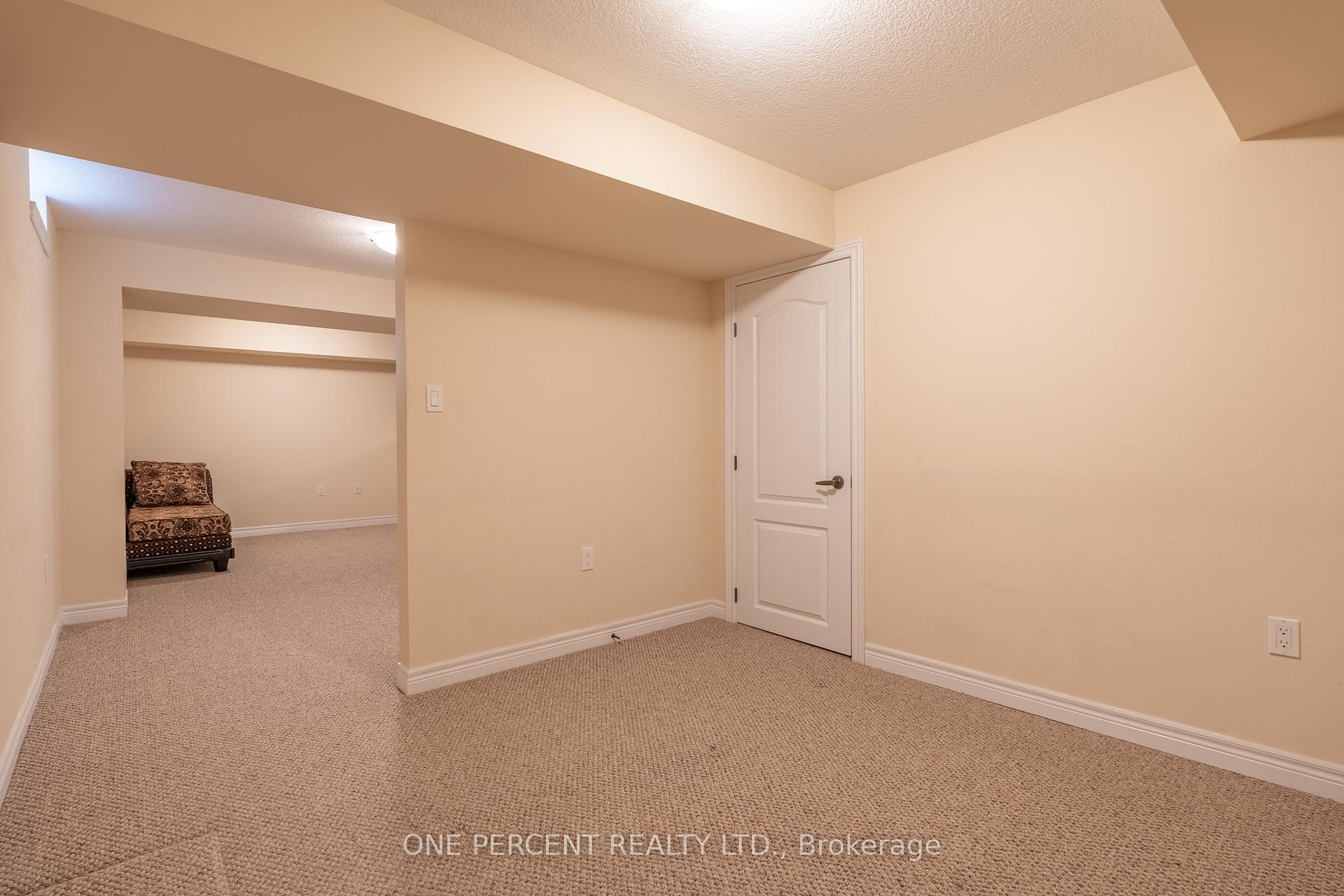 2 Bedrooms Condo at 21 Stickland, Hamilton For sale