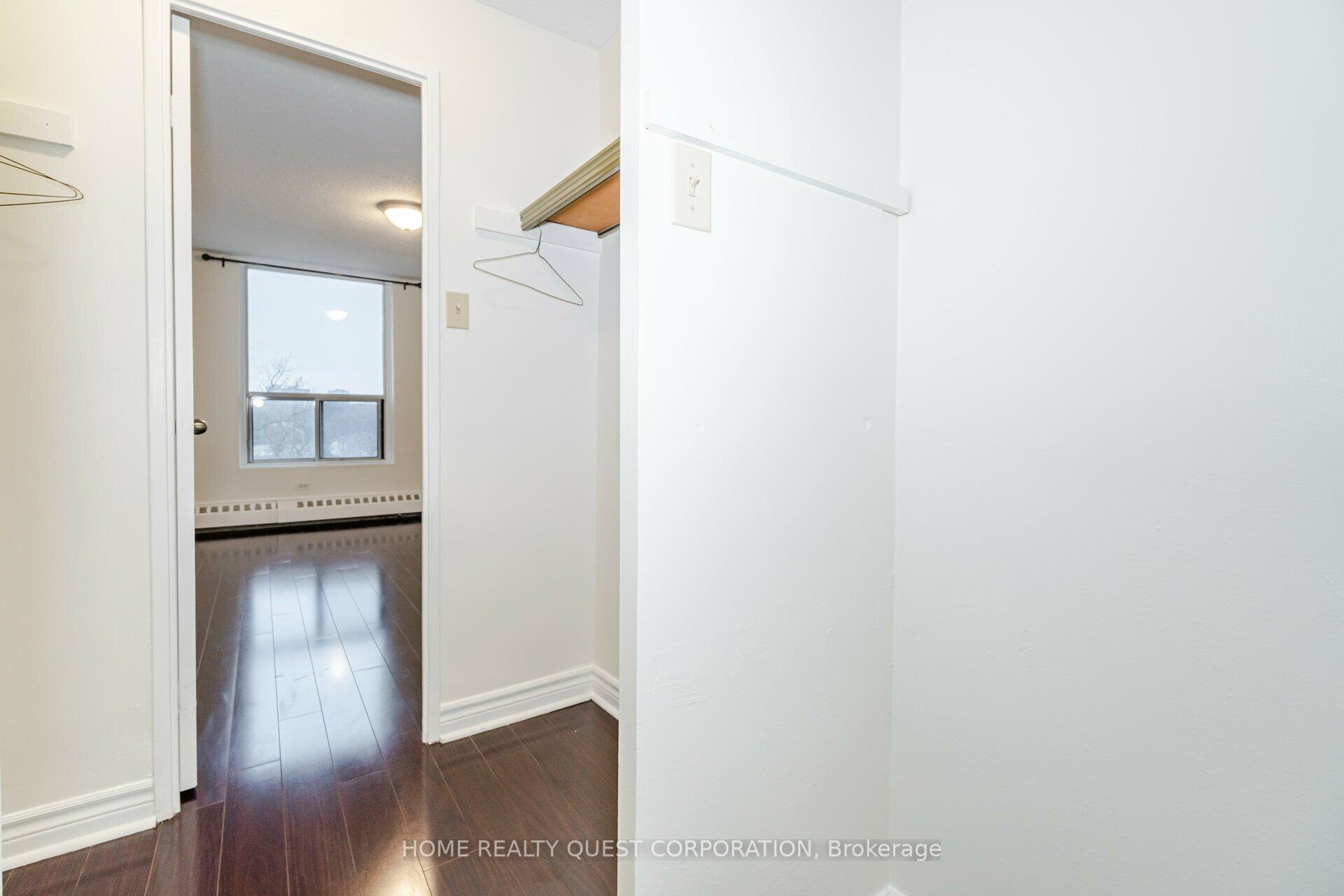 2 Bedrooms Condo at 3120 Kirwin, Mississauga For sale