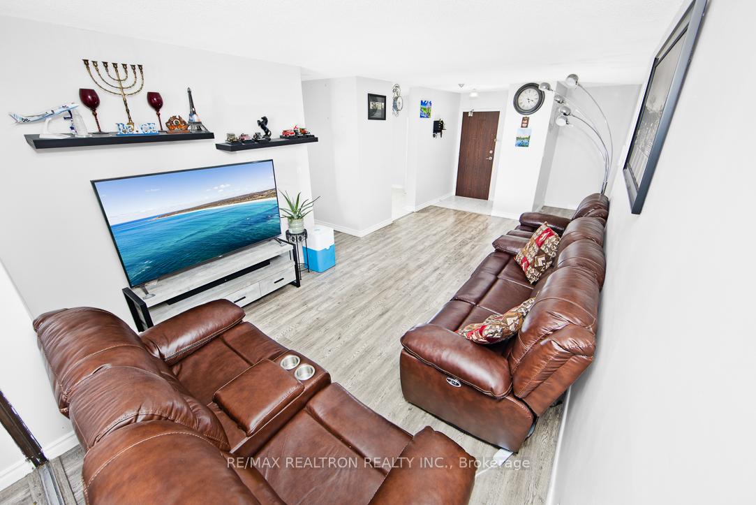 4 Bedrooms Condo at 25 Bamburgh, Toronto For sale