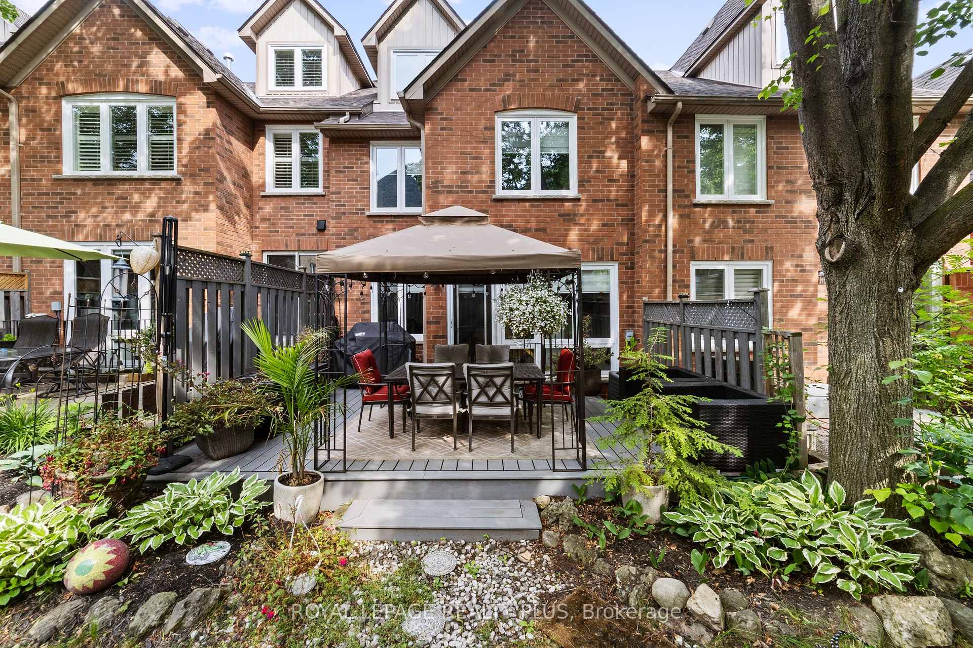 3 Bedrooms Condo at 928 Queen, Mississauga For sale