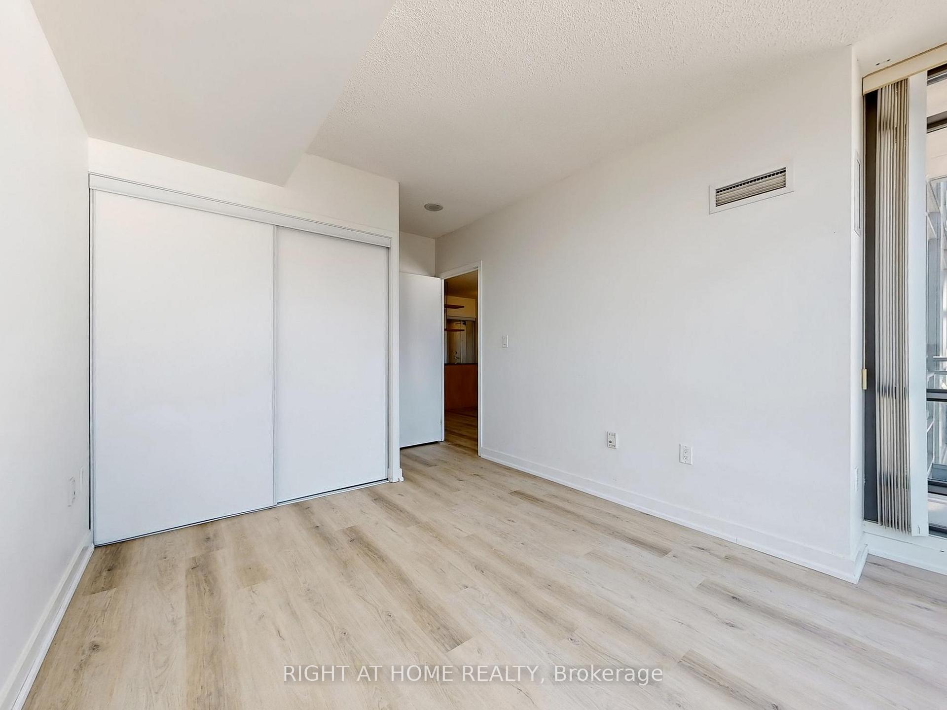 2 Bedrooms Condo at 5 Mariner, Toronto For sale