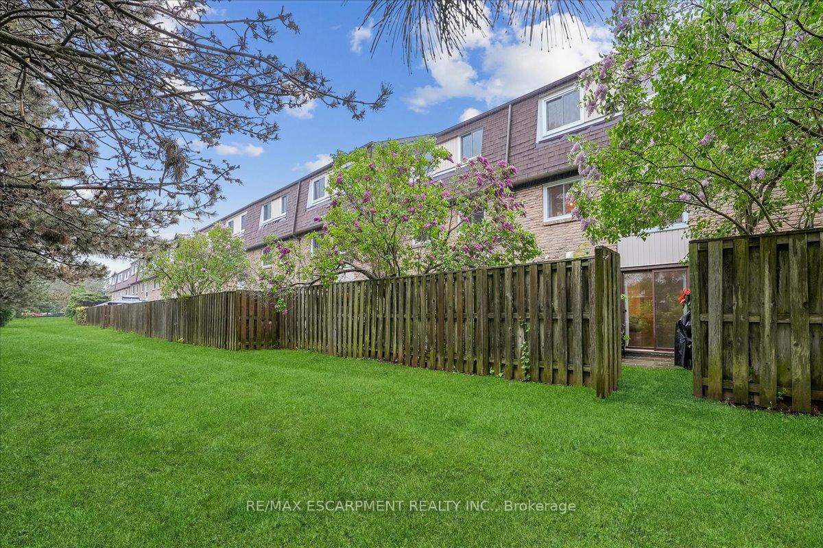 3 Bedrooms Condo at 680 Regency, Burlington For sale