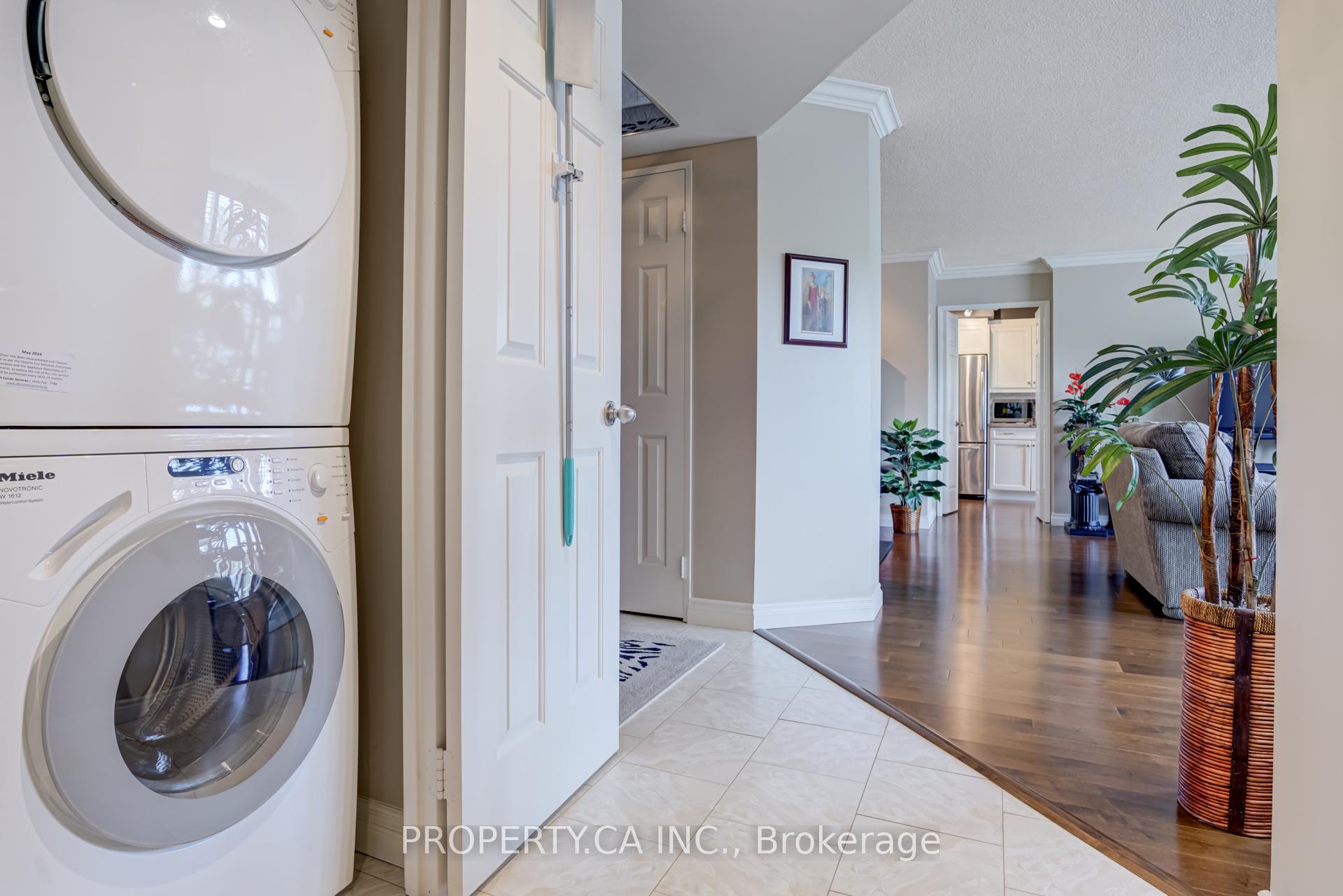 3 Bedrooms Condo at 1700 The Collegeway, Mississauga For sale