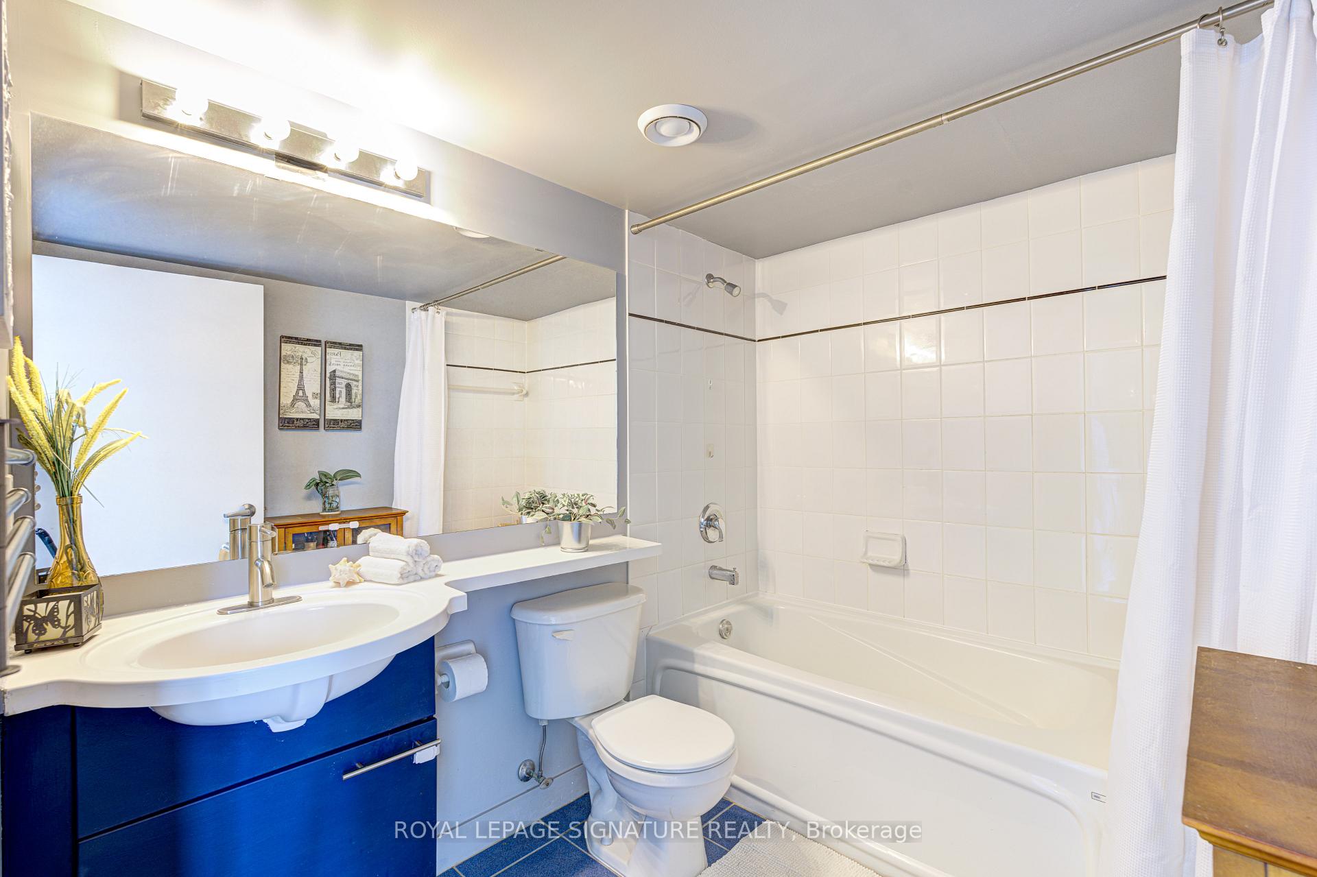 2 Bedrooms Condo at 77 Lombard, Toronto For sale