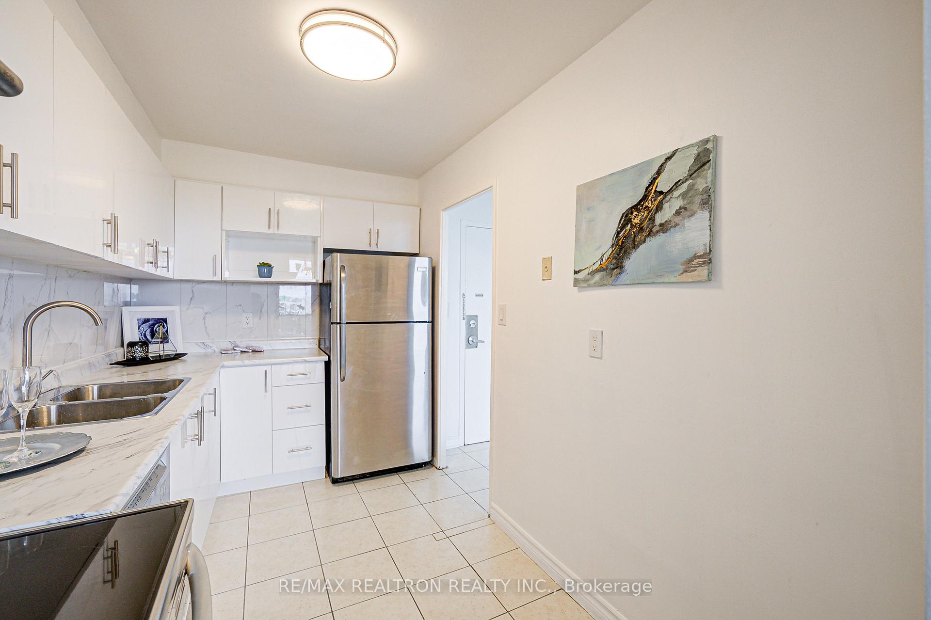 2 Bedrooms Condo at 5 Massey, Toronto For sale