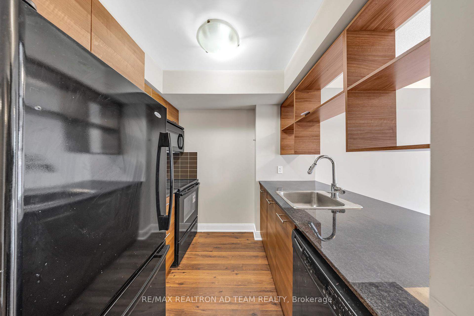 2 Bedrooms Condo at 125 Village Green, Toronto For sale