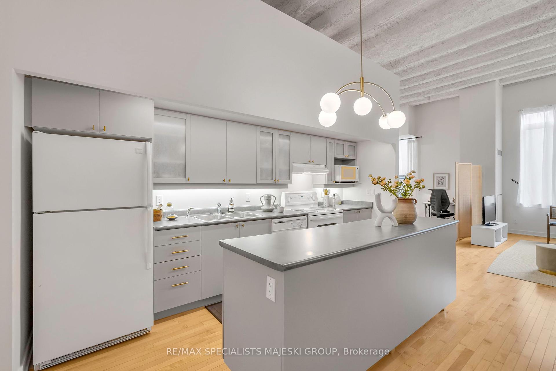 3 Bedrooms Condo at 21 Nassau,  Toronto For sale