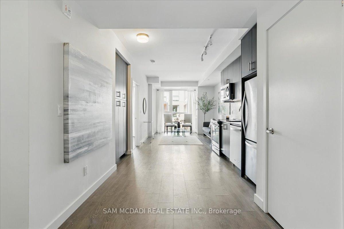 2 Bedrooms Condo at 210 Sabina Dr, Oakville For sale
