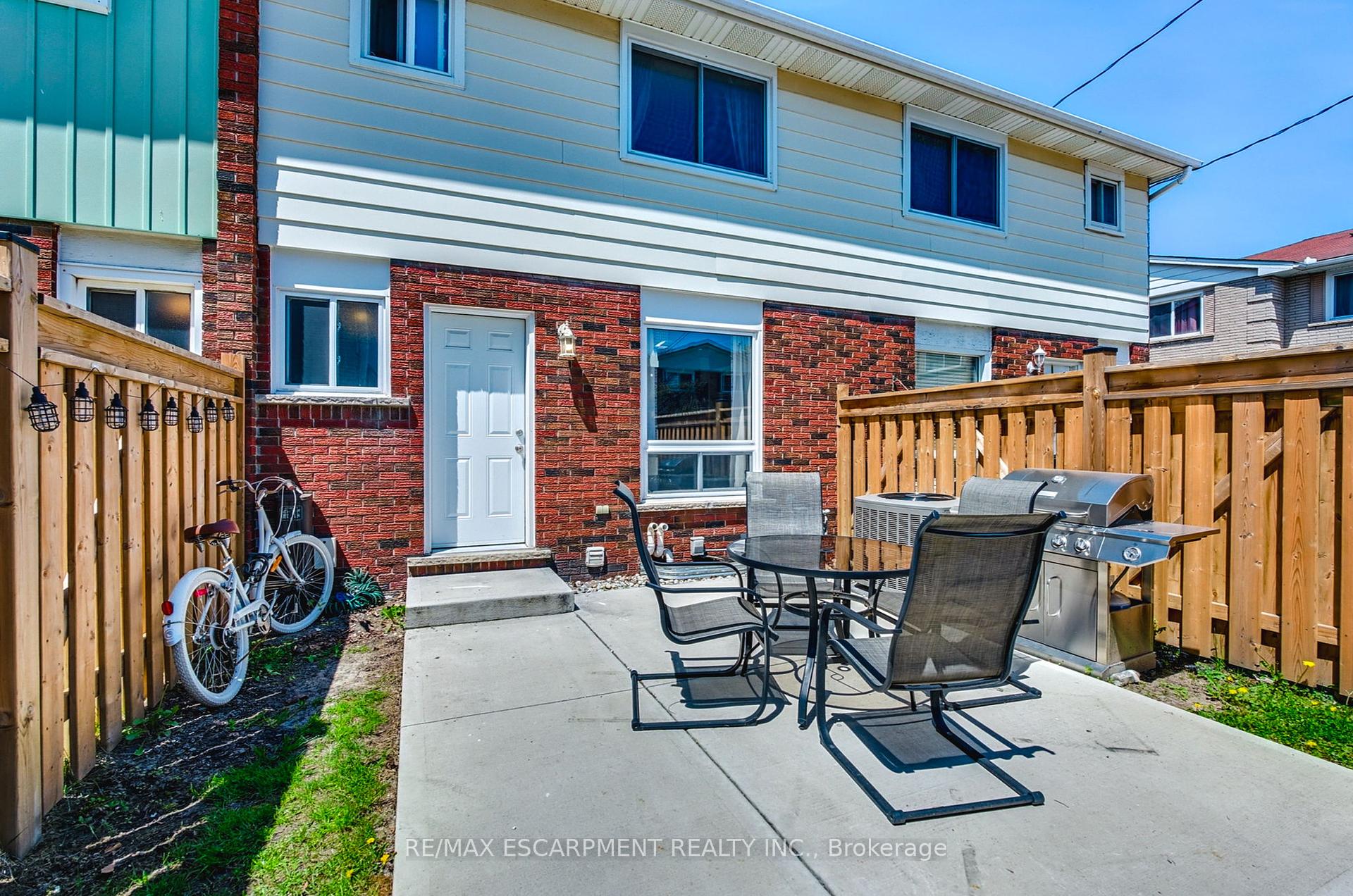 3 Bedrooms Condo at 2700 Barton, Hamilton For sale