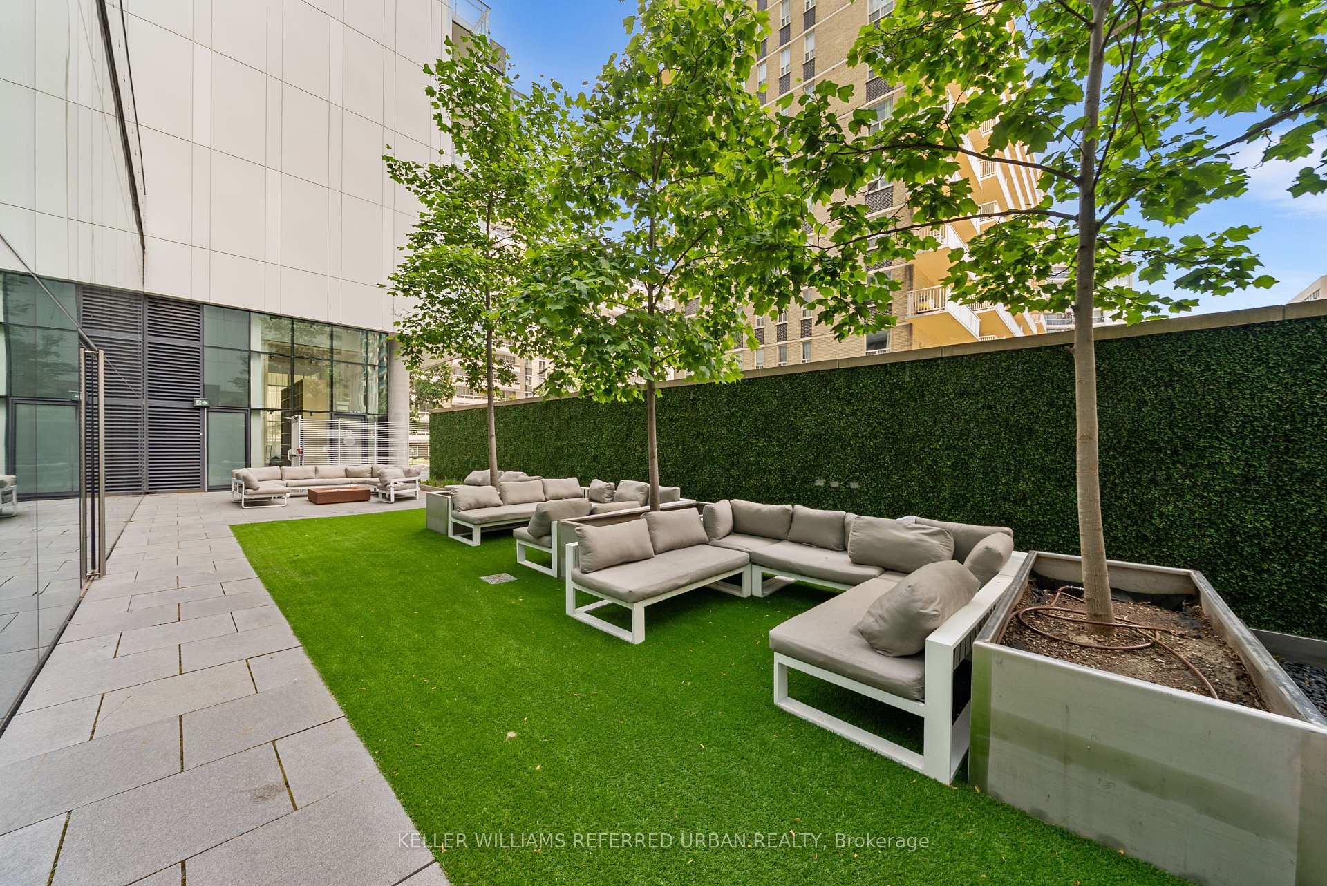 2 Bedrooms Condo at 185 Roehampton, Toronto For sale