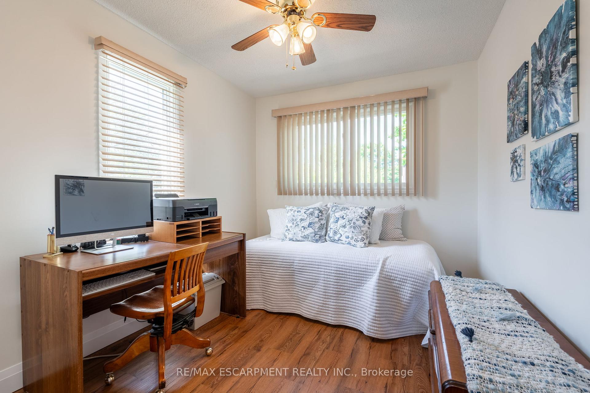 3 Bedrooms Condo at 2301 Cavendish, Burlington For sale