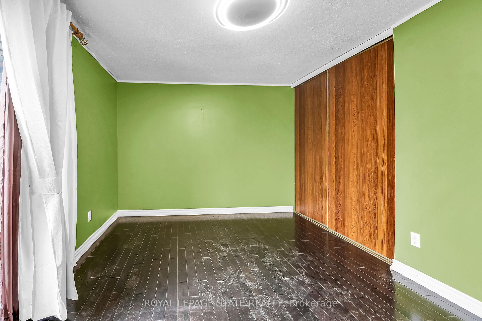 3 Bedrooms Condo at 977 Francis, Burlington For sale