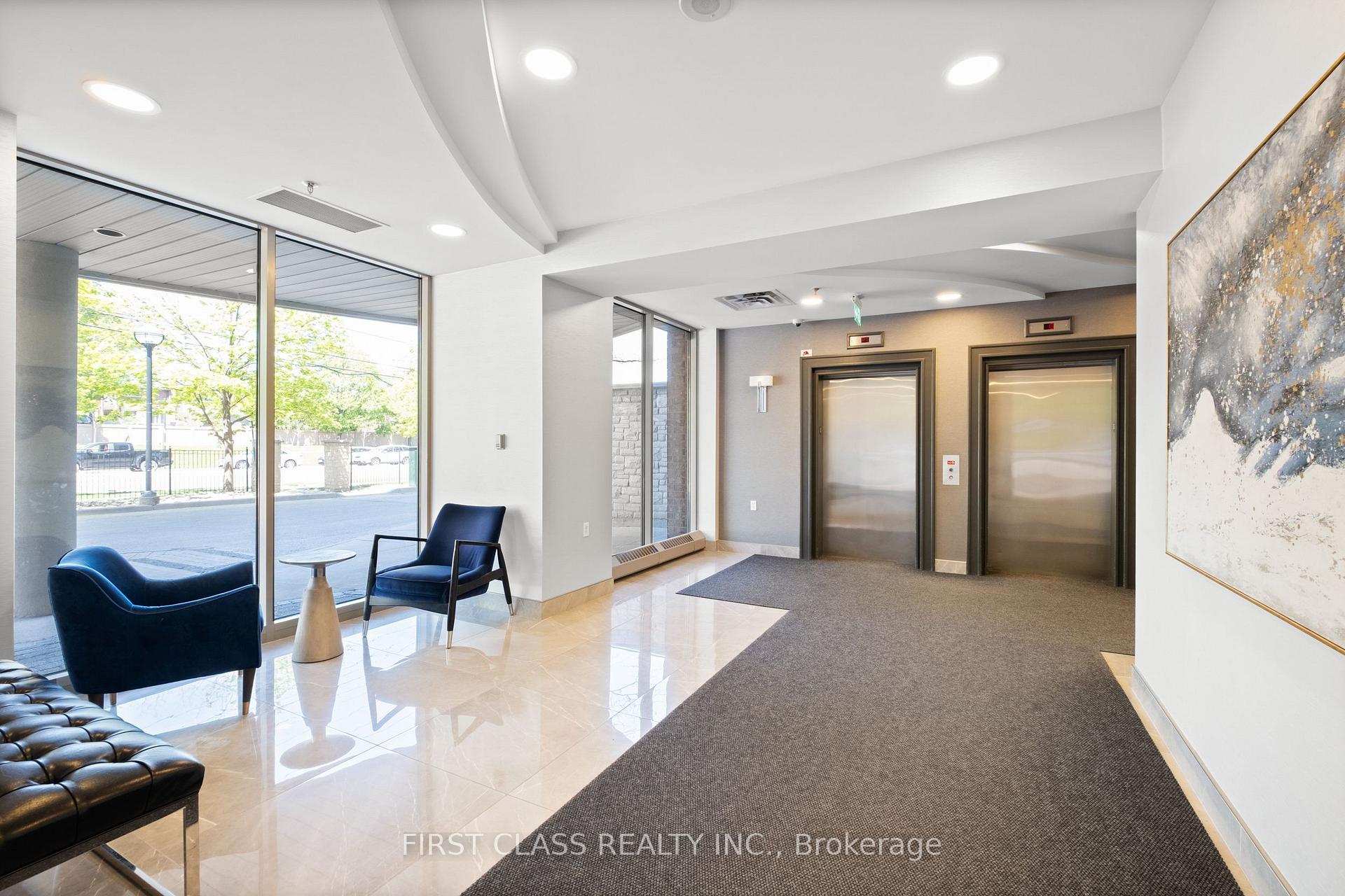 3 Bedrooms Condo at 200 Burnhamthorpe, Mississauga For sale