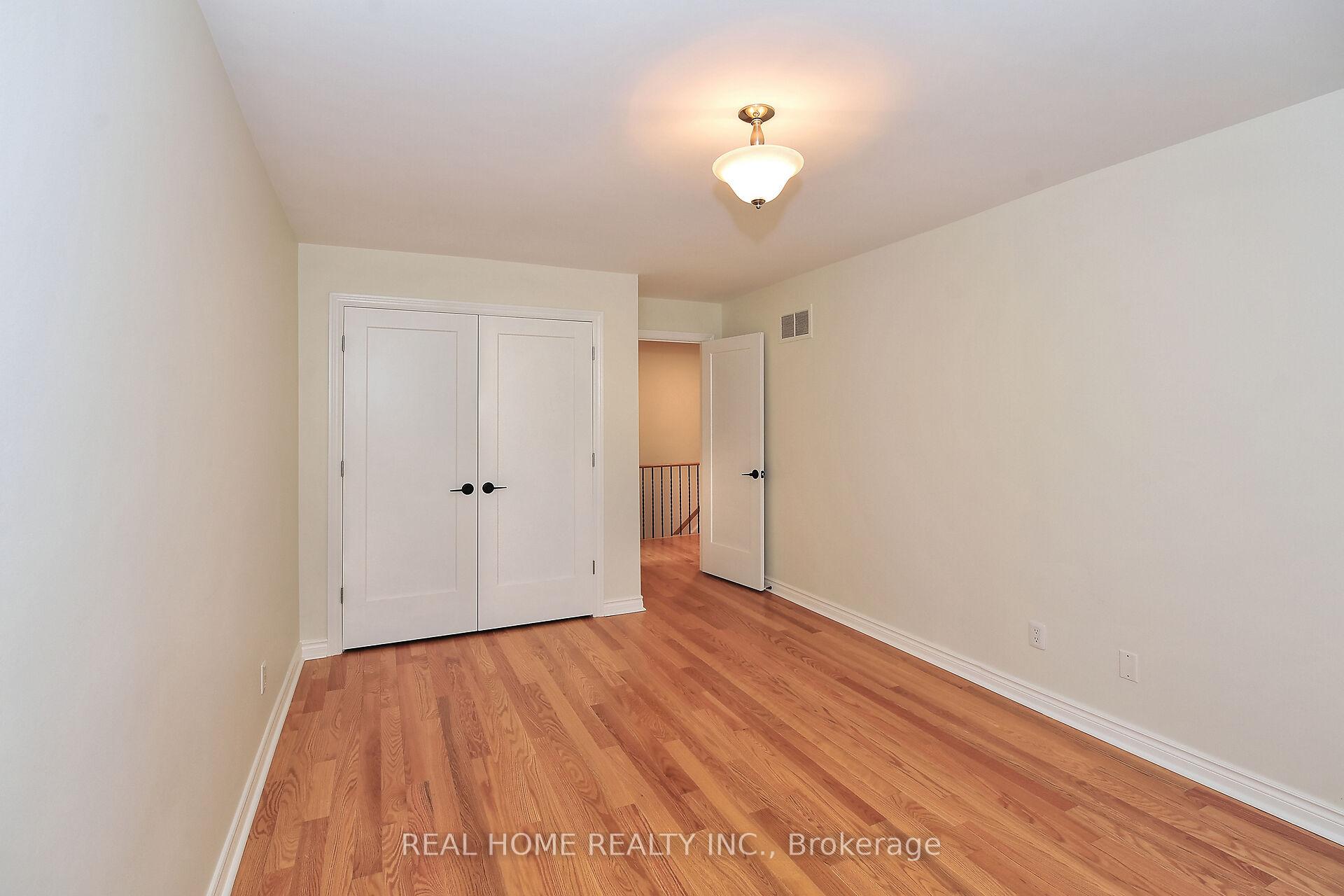 2 Bedrooms Condo at 10 Farina Mill,  Toronto For sale