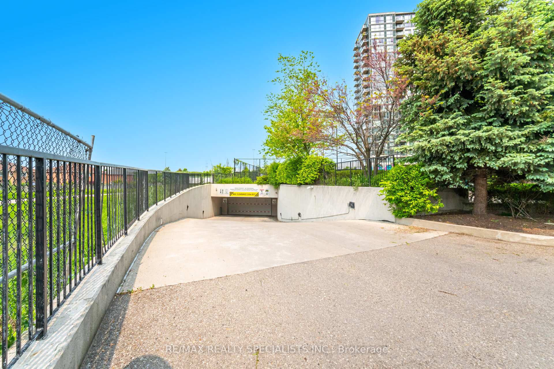 2 Bedrooms Condo at 335 Rathburn, Mississauga For sale