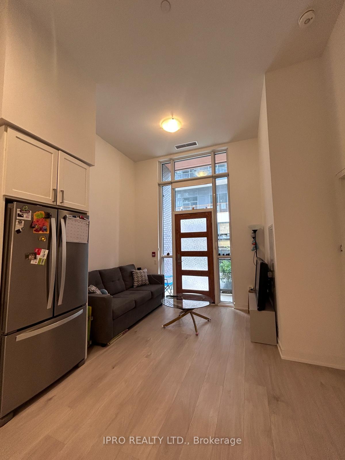 2 Bedrooms Condo at 8 Nahani, Mississauga For sale