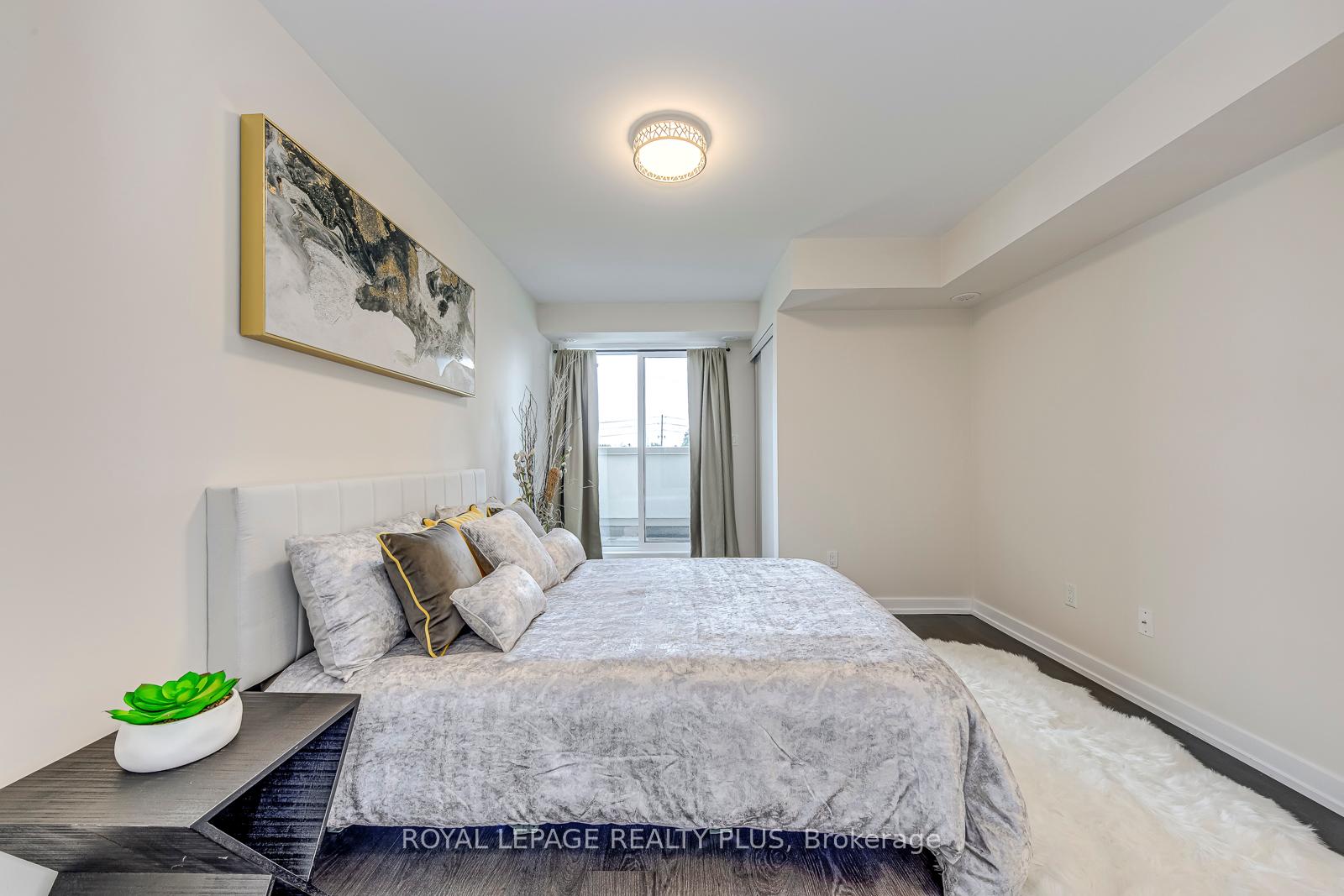 2 Bedrooms Condo at 10 Drummond, Toronto For sale