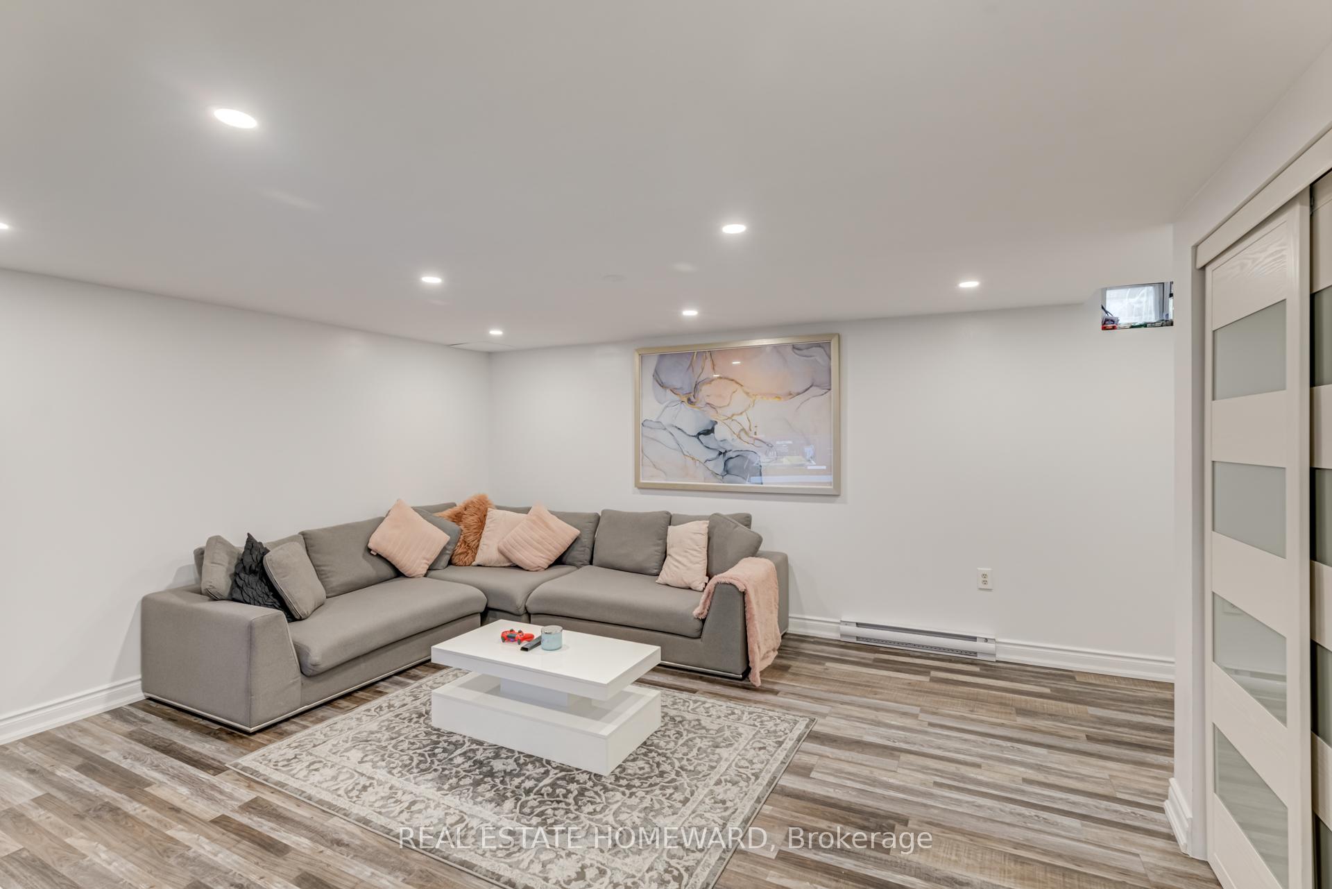 3 Bedrooms Condo at 6540 Falconer, Mississauga For sale