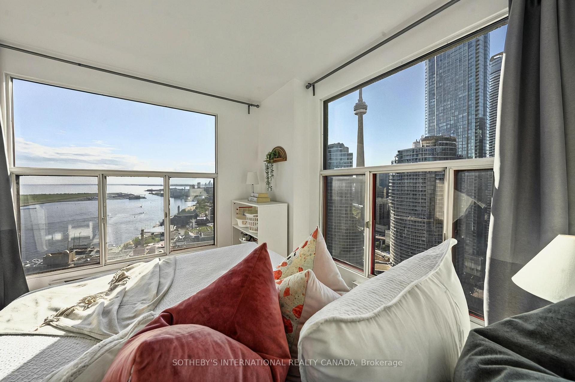 3 Bedrooms Condo at 99 Harbour, Toronto For sale