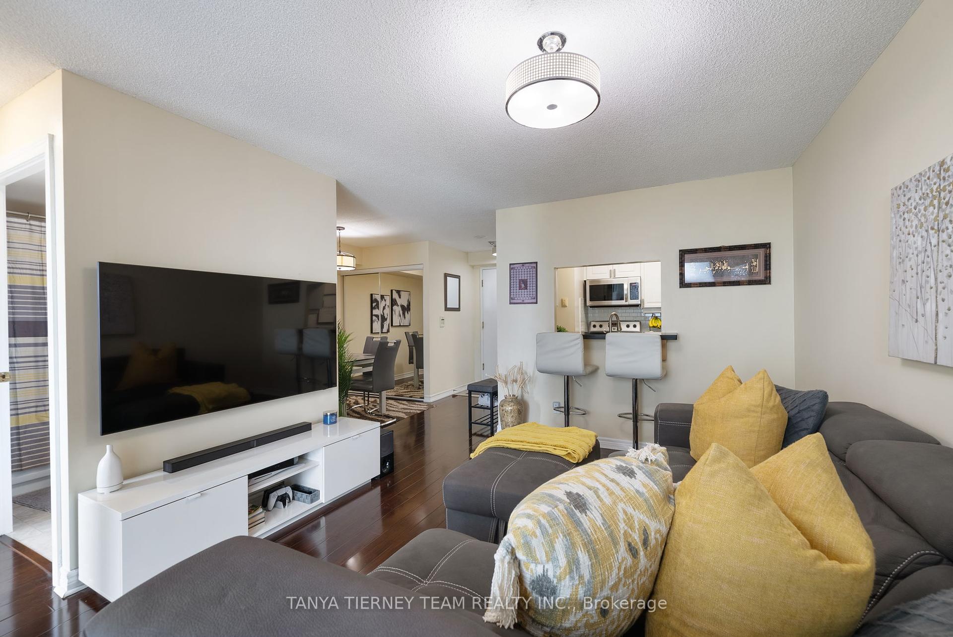 2 Bedrooms Condo at 68 Corporate, Toronto For sale