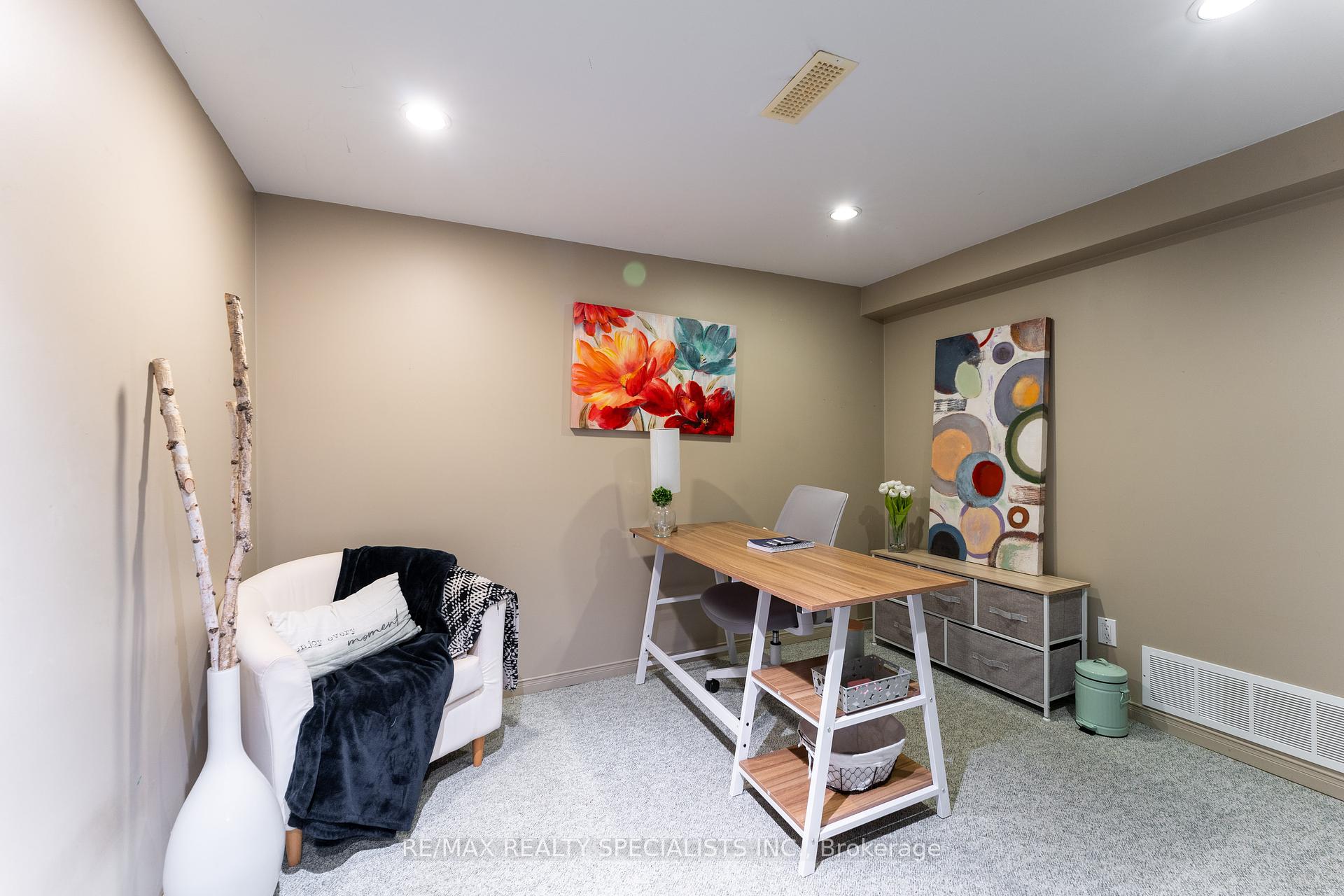 4 Bedrooms Condo at 2230 Upper Middle, Burlington For sale