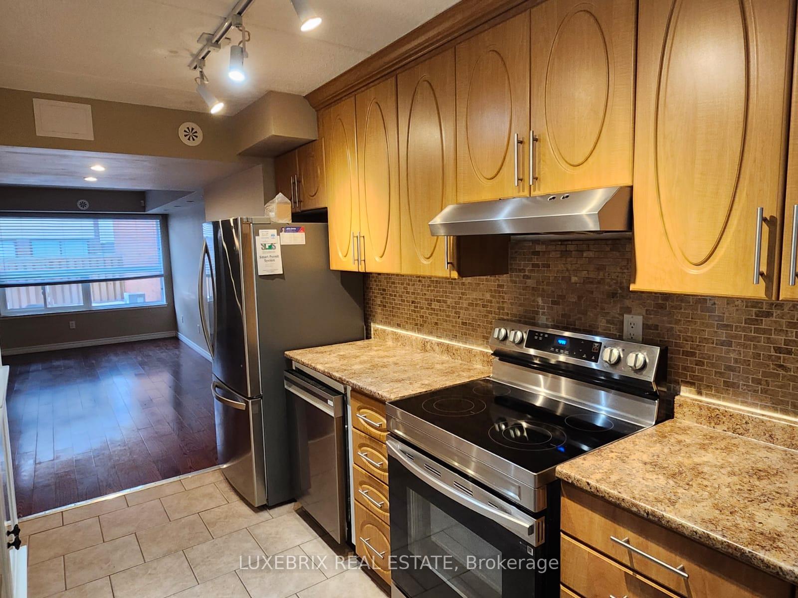 5 Bedrooms Condo at 180 Mississauga, Mississauga For sale
