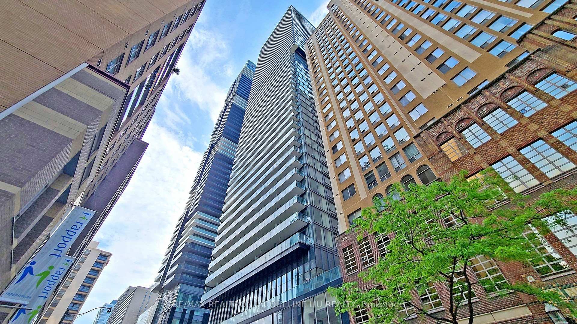 1 Bedroom Condo at 15 Grenville, Toronto For sale