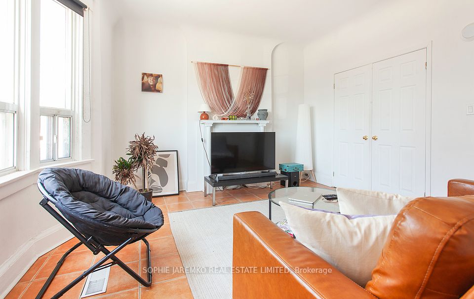 2102A Dundas Street, Toronto, ON M6R 1W9