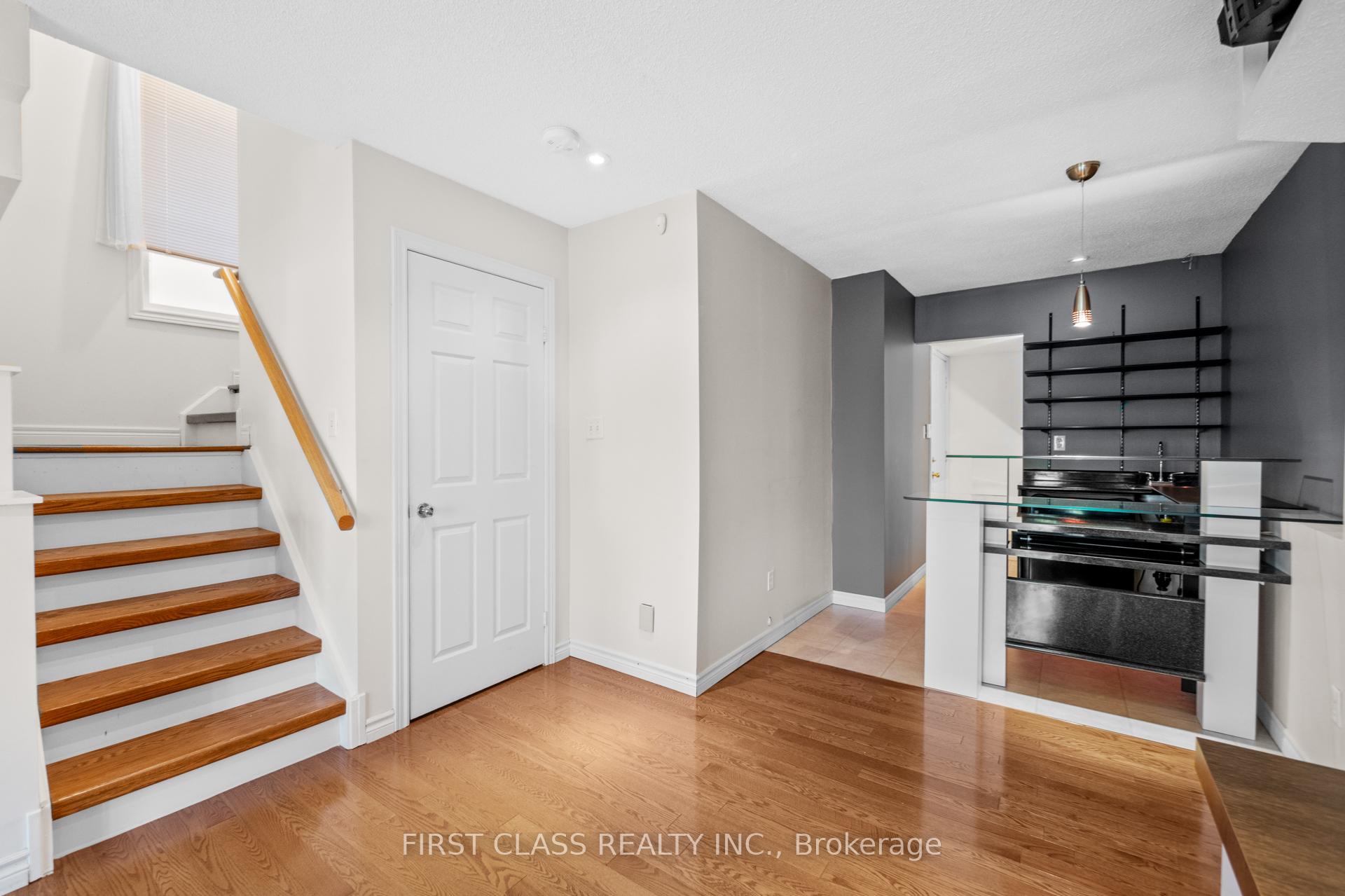 4 Bedrooms Condo at 10A Leaside Park, Toronto For sale