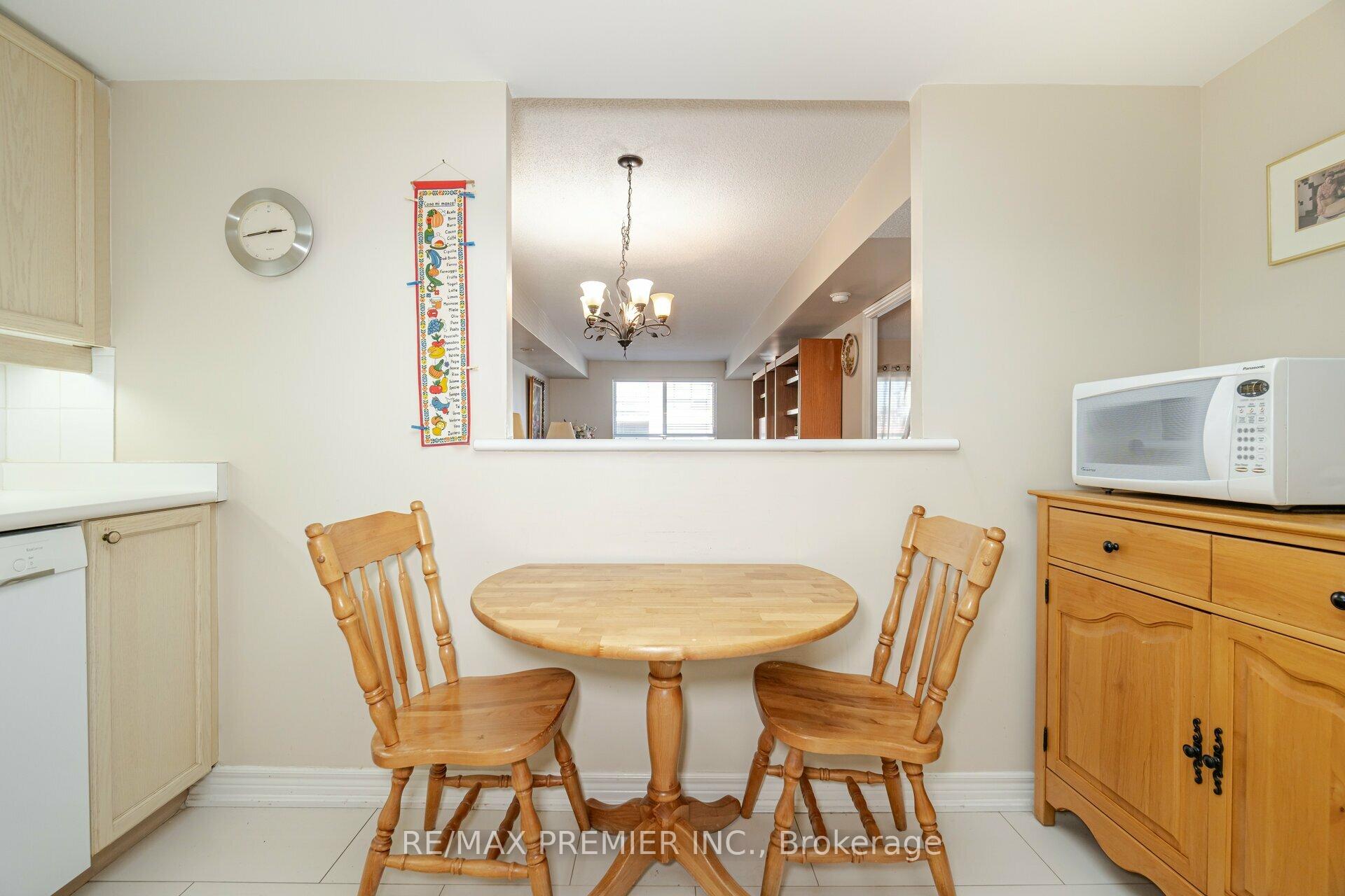 2 Bedrooms Condo at 121 Woodbridge,  Vaughan For sale