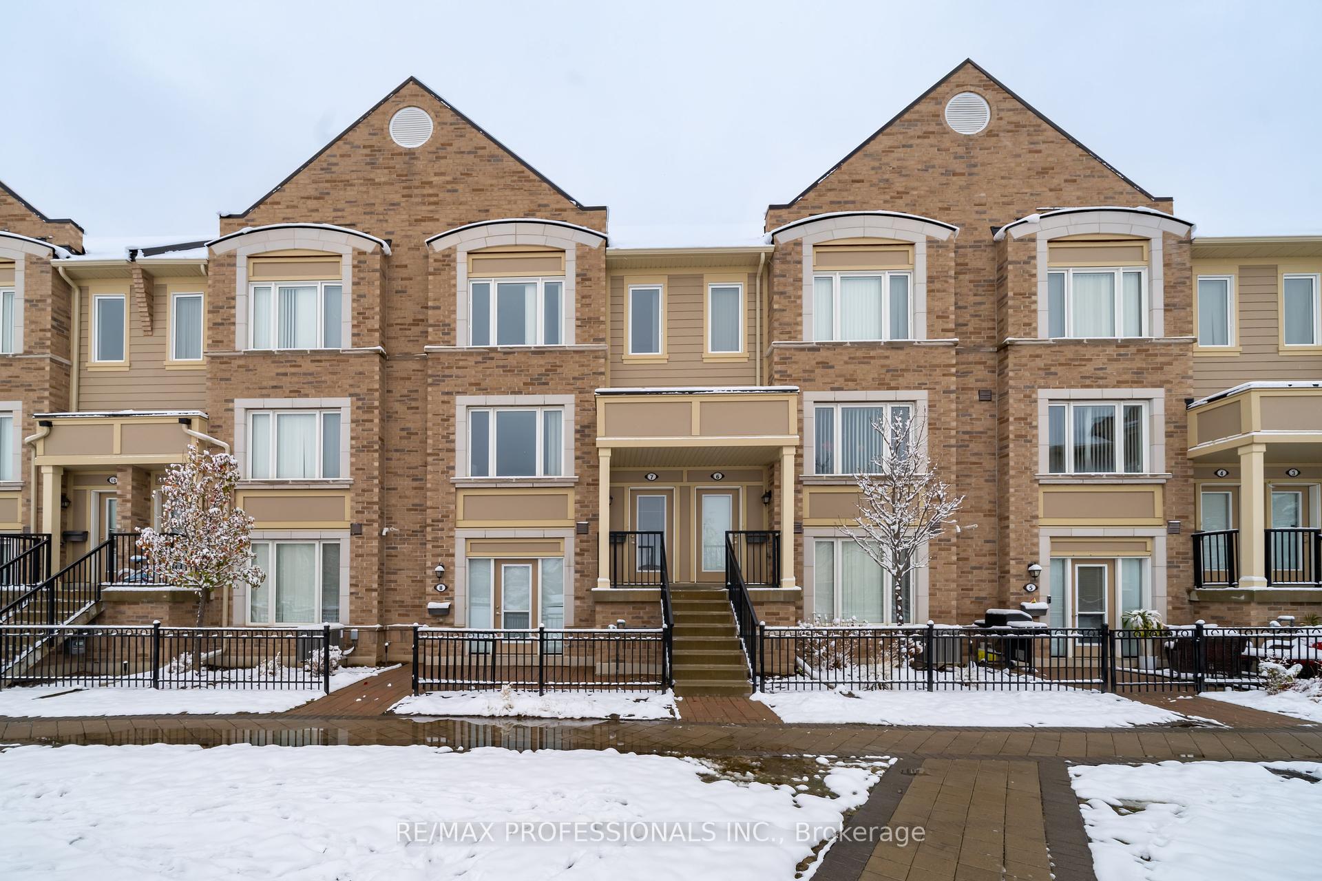 3 Bedrooms Condo at 3135 Boxford, Mississauga For sale