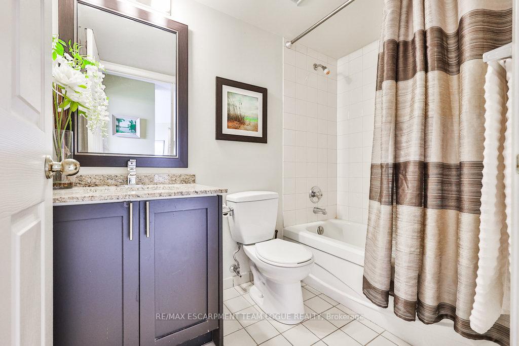 3 Bedrooms Condo at 7 Concorde,  Toronto For sale