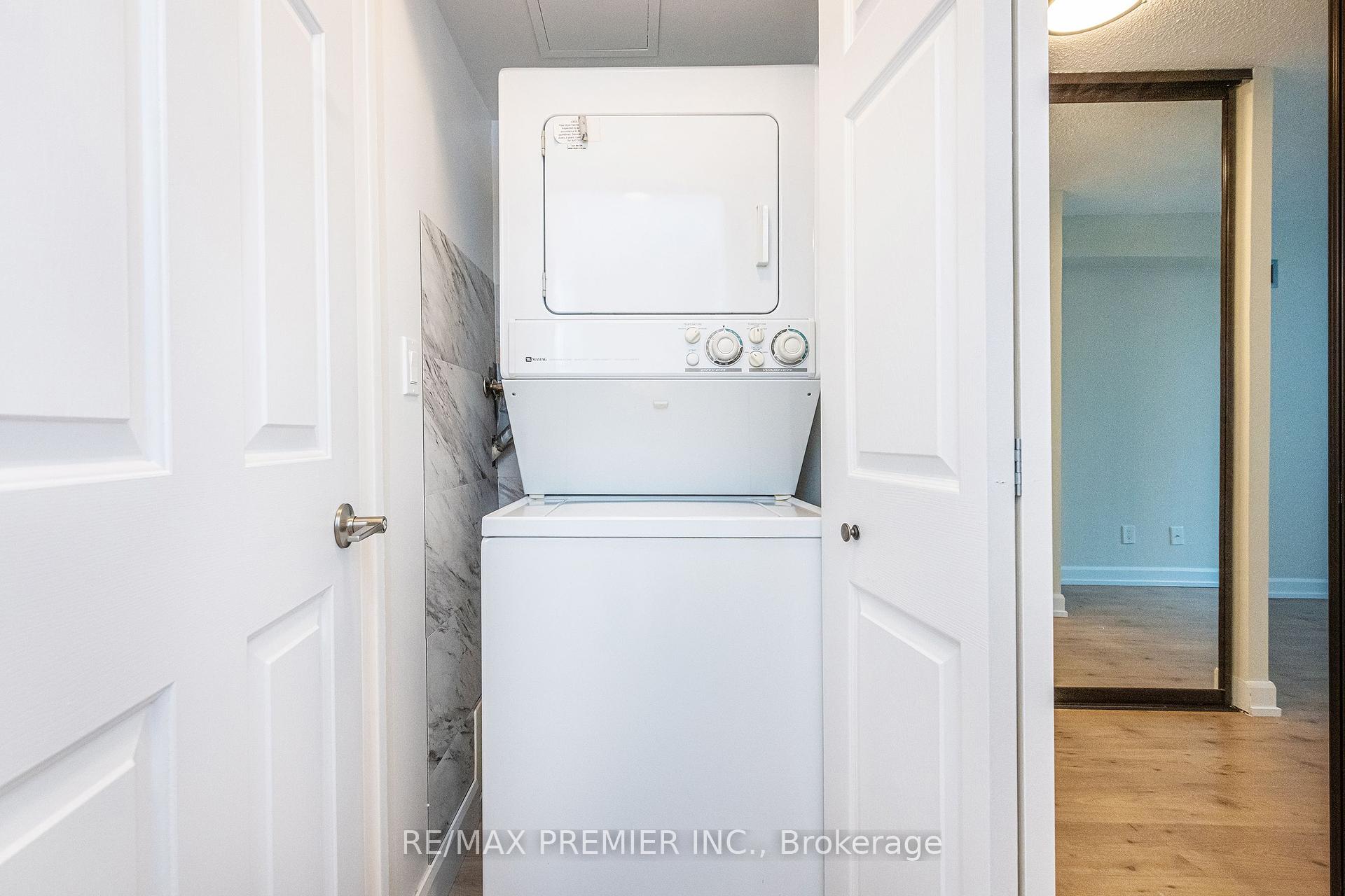 2 Bedrooms Condo at 20 Southport,  Toronto For sale
